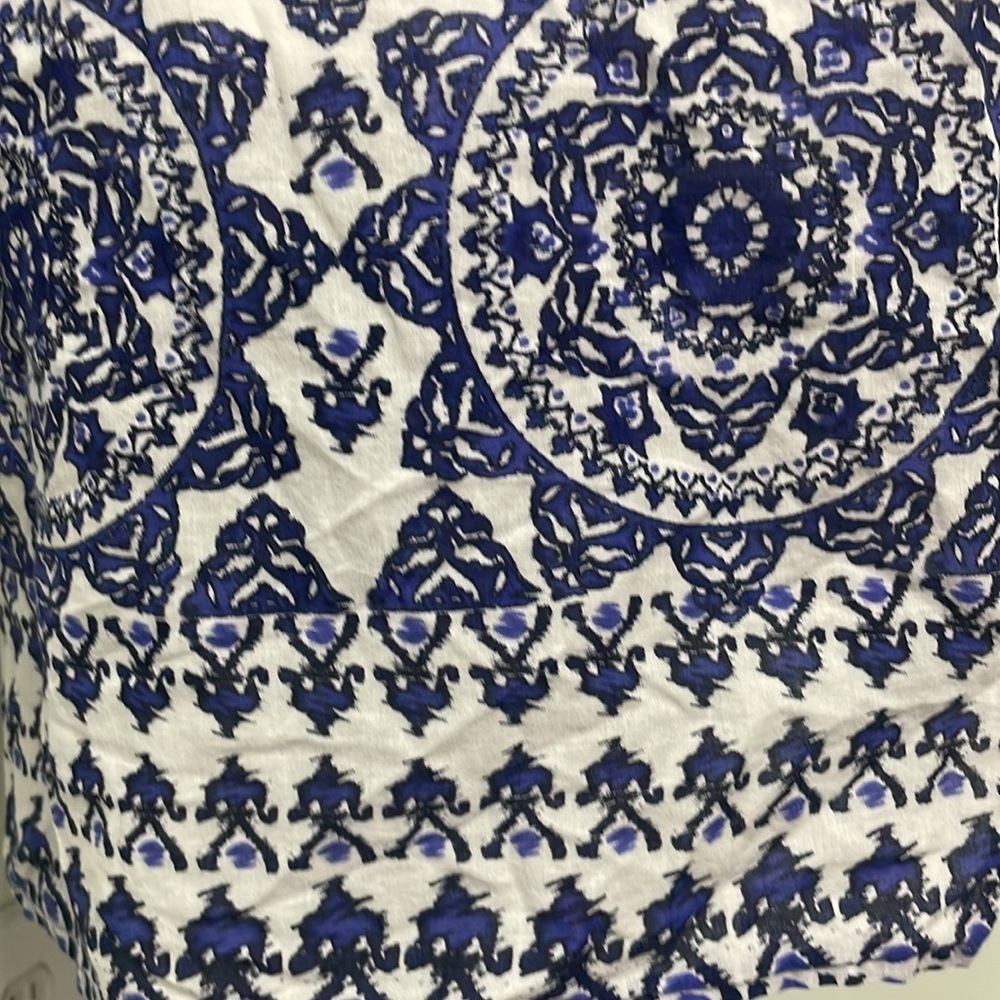 Tyler Boe Blue & White Medallion Print V-Neck Tunic Blouse - Picture 6 of 8